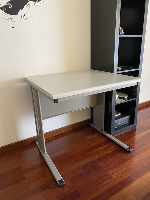 Secretária cinza de metal