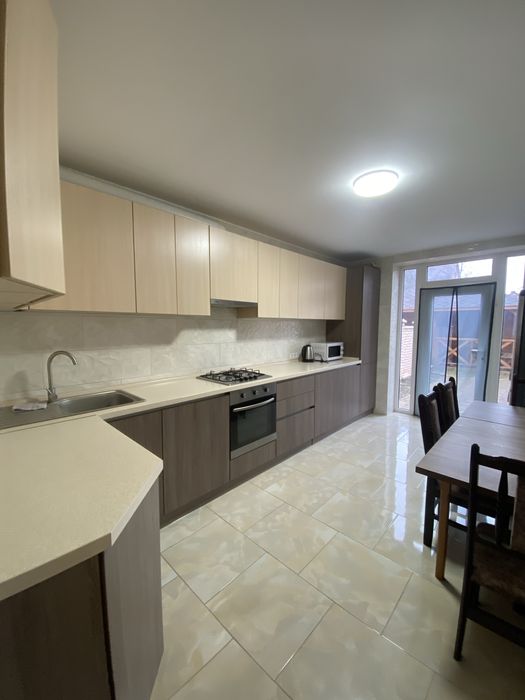 Здається таун хаус  в оренду