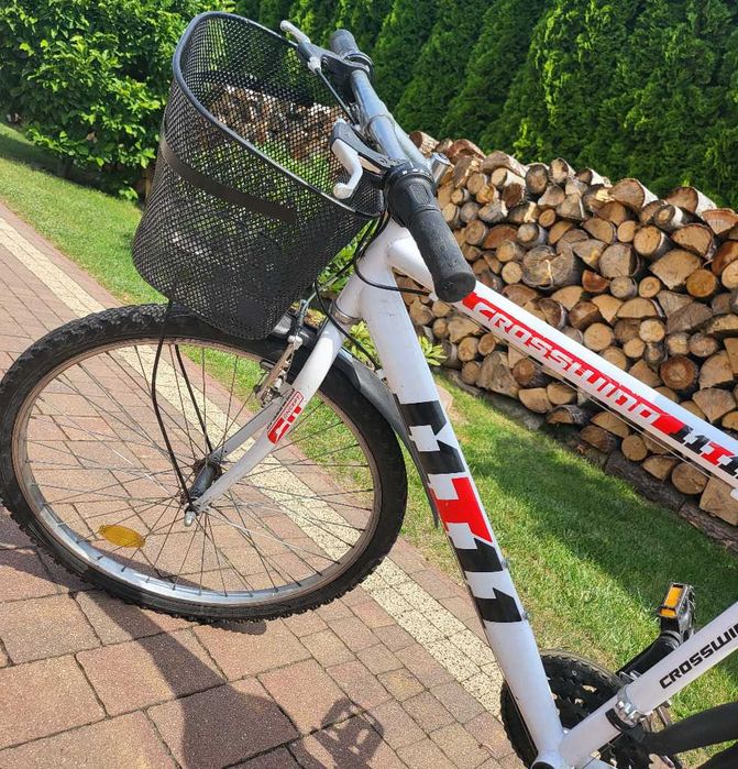 Rower Crosswind biało-czerwony z koszykiem