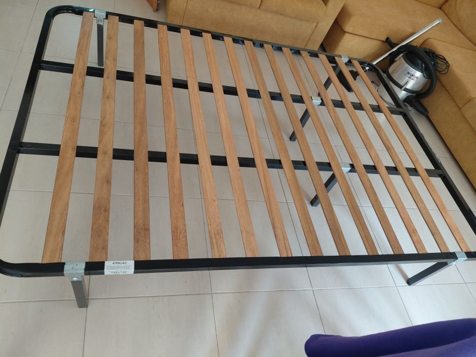 Cama com estrado sem colchão