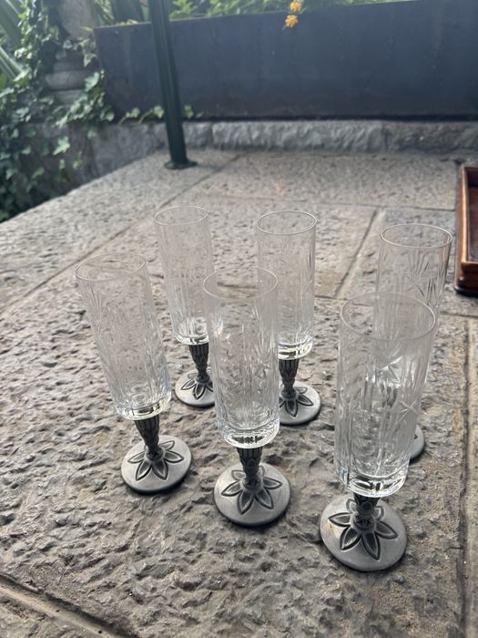 Conjunto de copos em cristal e estanho