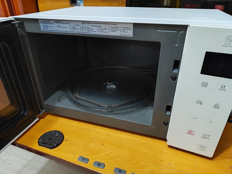 Продам микроволновку под ремонт/ на запчасти