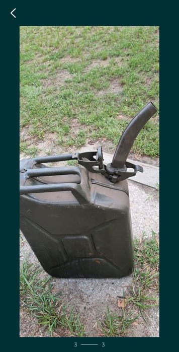 Lejek metalowy dopinany do kanistra wojskowy