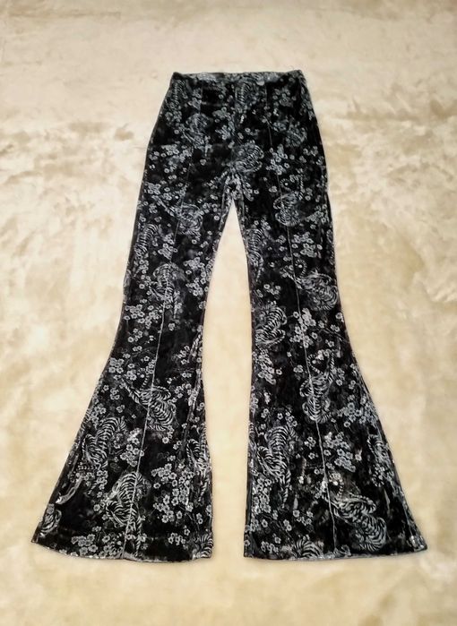 Calças pretas com padrão, aveludadas, tam. M, Bershka
