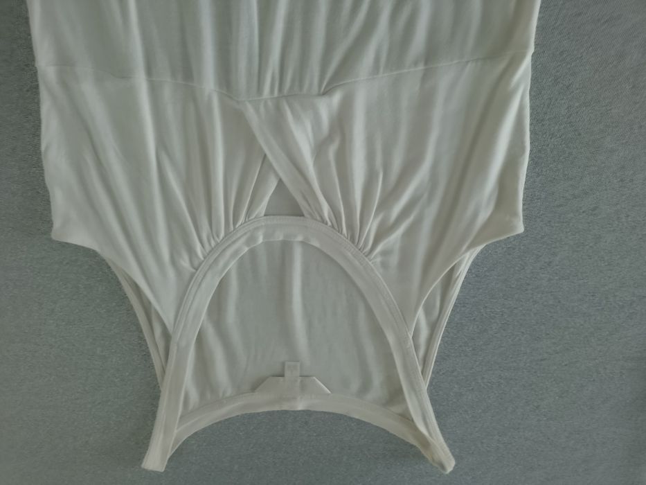 Biały top na ramiączkach STILS