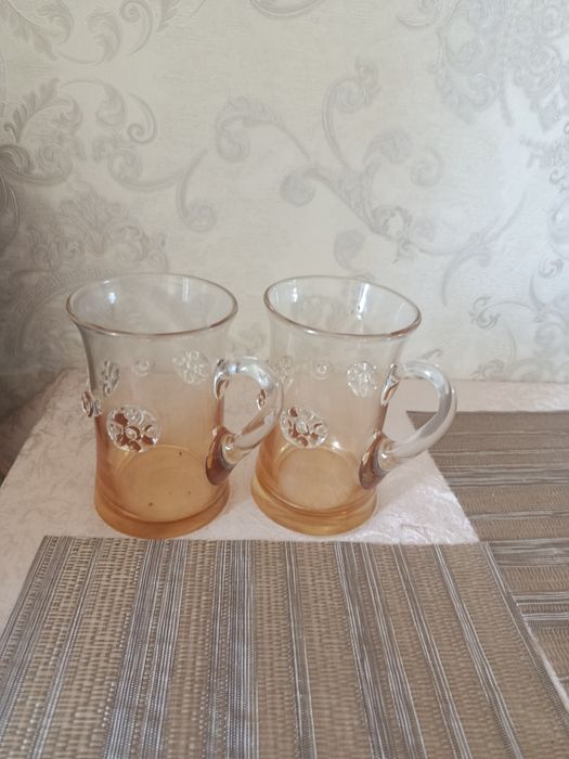Фарфорові чашки,хрусталь.