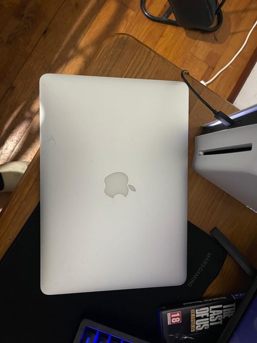 Apple Laptop444633584186828804