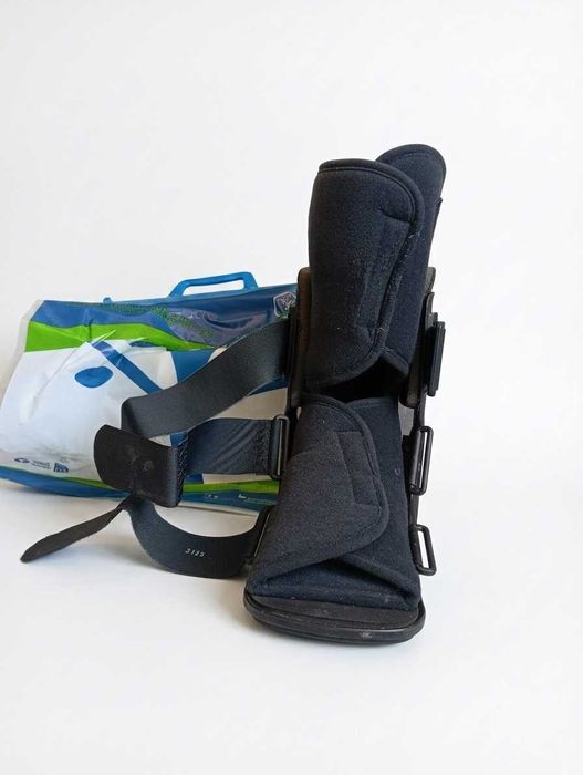 Bota ortopédica walker curta — EMO, tamanho M, preta