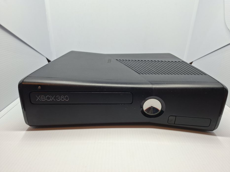 Xbox360 slim (sama konsola)
