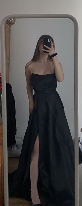 Czarna suknia balowa