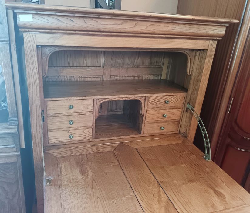 Móvel com escrivaninha em carvalho