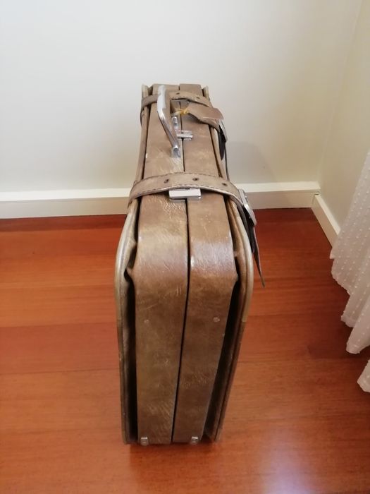 Old suitcase in good condition64585245440129121