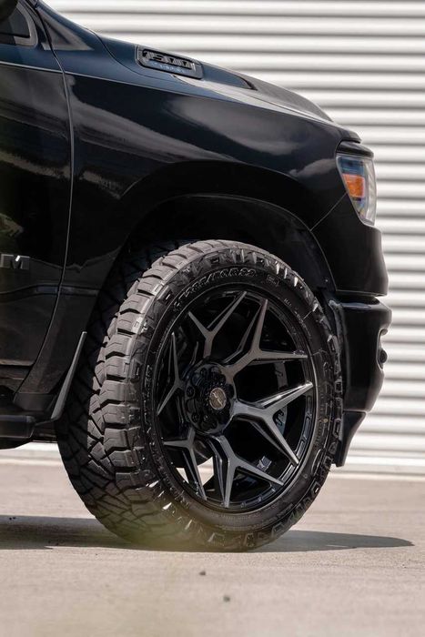 Felgi 22x9 4Play 4P06 6x135 6x139.7 Czarne 4x4 pickup offroad Satin Black Dodge RAM GMC Sierra Tundra F150 Terenowe do aut amerykańskich USA Felgi4U