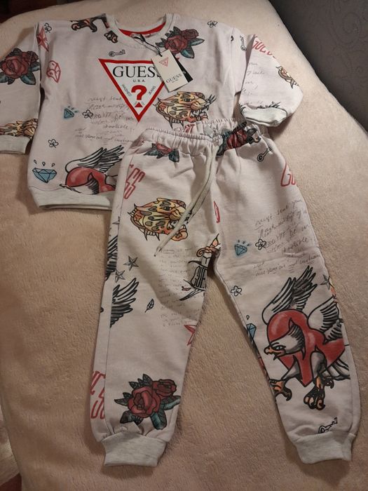 Nowy szary dres dziecięcy GUESS