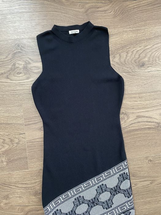 Elegancka sukienka greckie wzory, dopasowana, old money