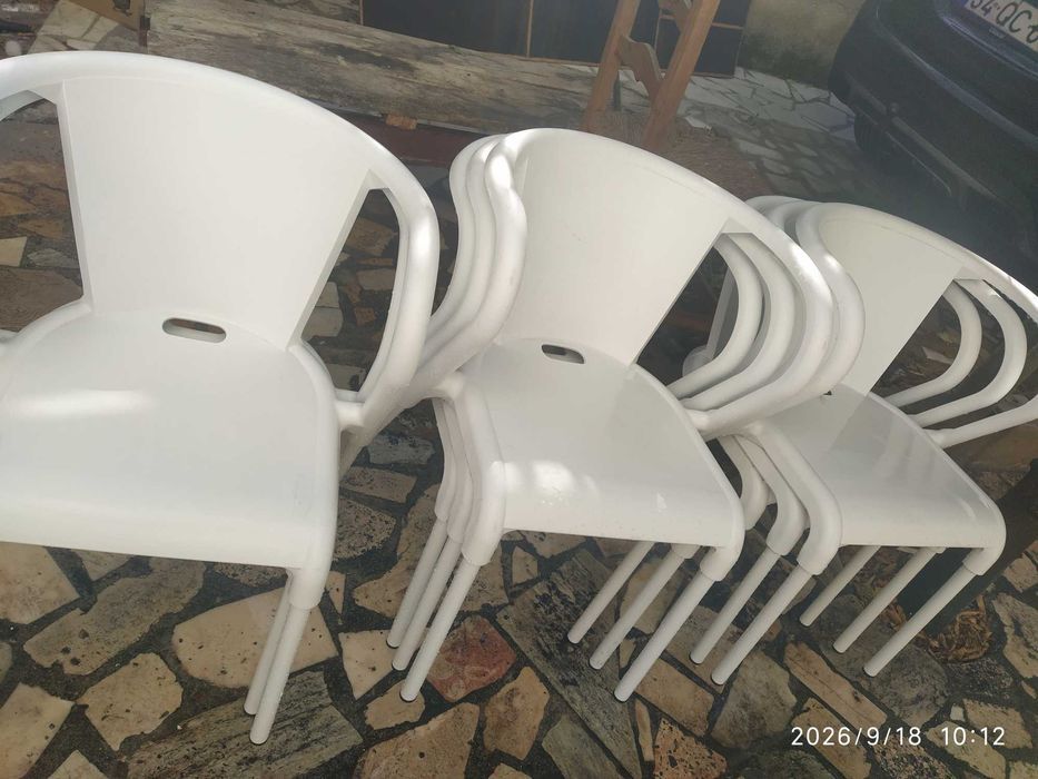 Vendo 8 cadeiras brancas em plástico usadas