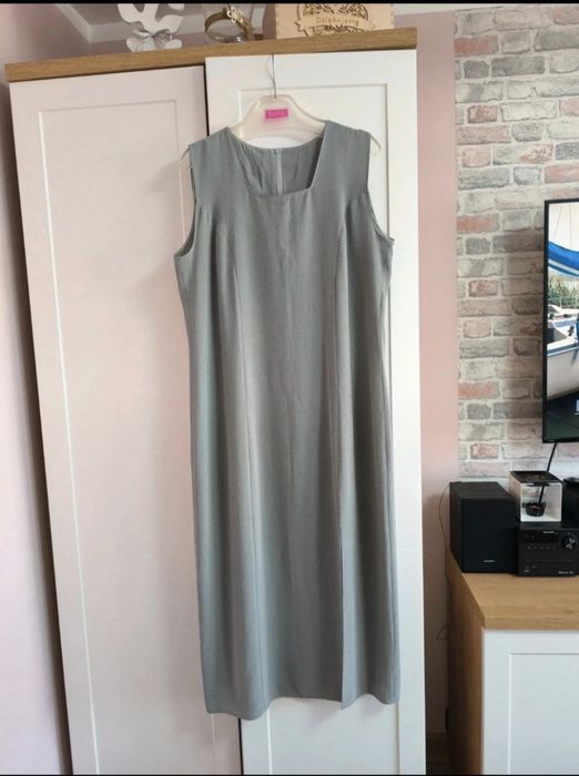 Elegancka szara sukienka z rozporkiem – rozmiar 42