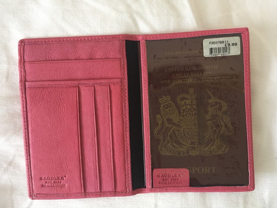 Nowe skórzane etui na paszport