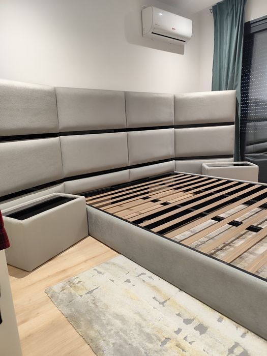 Cama completa com estrado e mesas cabeceira