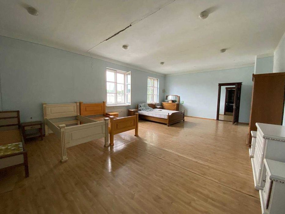 Приміщення 1230 м2 та земельна ділянка 0,35 га в с. Вістова