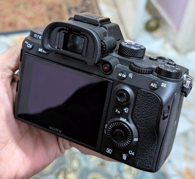 Sony A7 III (Impecável) + Cage SmallRig | Apenas 3.855 Disparos!