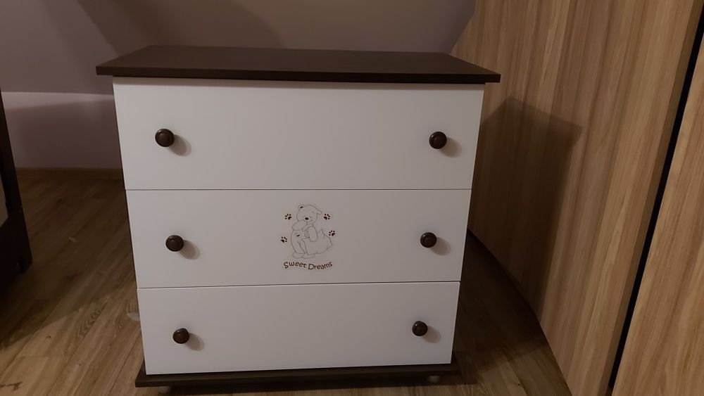 Łóżeczko i komoda dziecięce