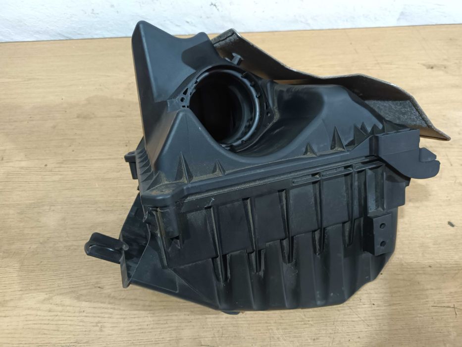 Obudowa filtra powietrza AUDI A4 B7 Seat EXEO 2.0 TFSI