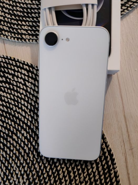 Sprzedam iPhone 16 e