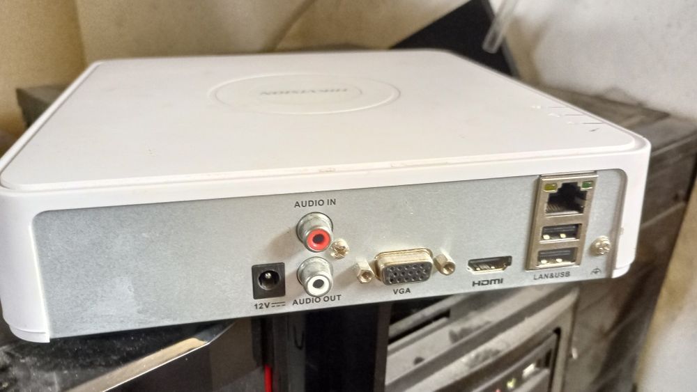 Відеорегістратор Hikvision DS-7104NI-SN