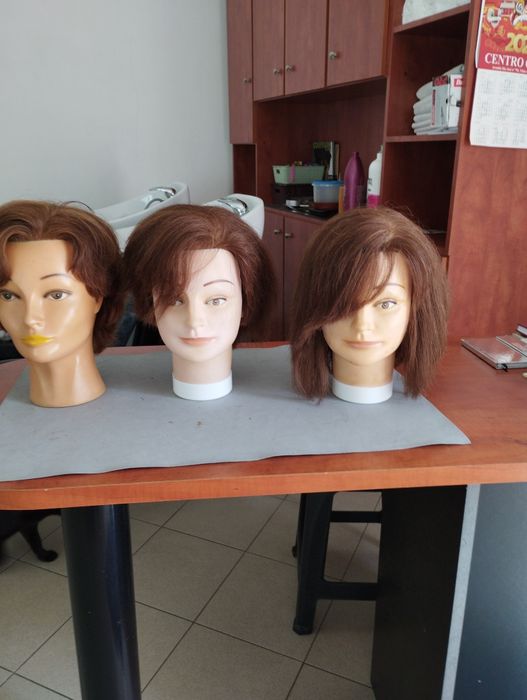 Cabeça de aprendiz de cabeleireiro - cabelo natural