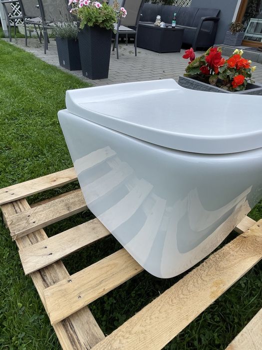Misa wc omnires pod stelaż z deską wolnoopadającą.