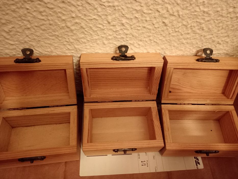 Três baús pequenos, em madeira