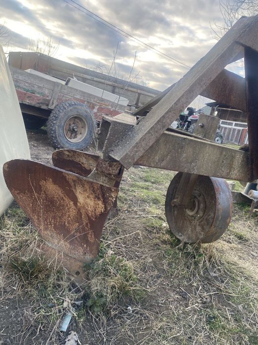 Плуг навісний 3х корпусний