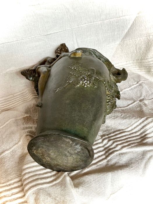 Jarra de bronze patinado Arte Nova