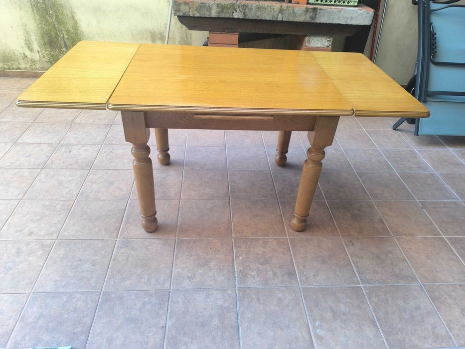 Mesa de madeira extensível