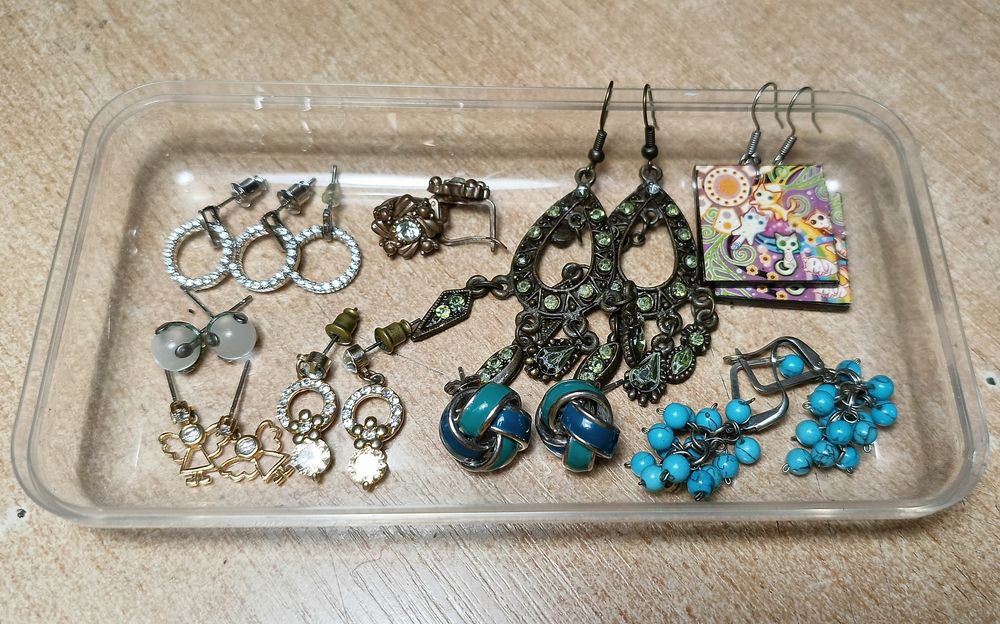 Сережки, перстні, підвіски та броши