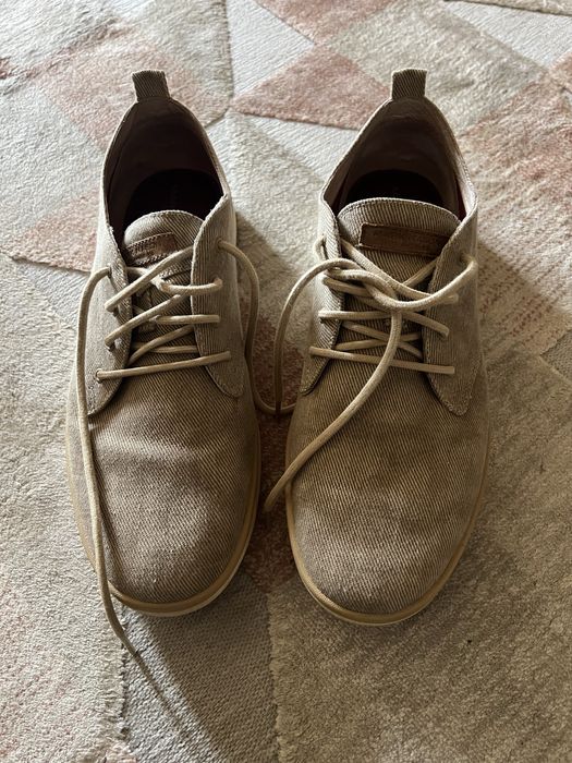 Sapatos em sarja bege tamanho 44