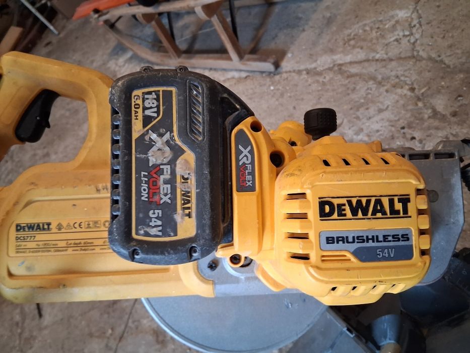 Ukośnica Dewalt DCS777