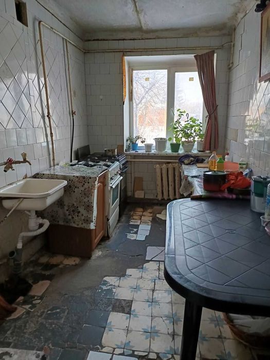 Гостинка 2 великі кімнати,можливість свого сан.вузла. (404731)