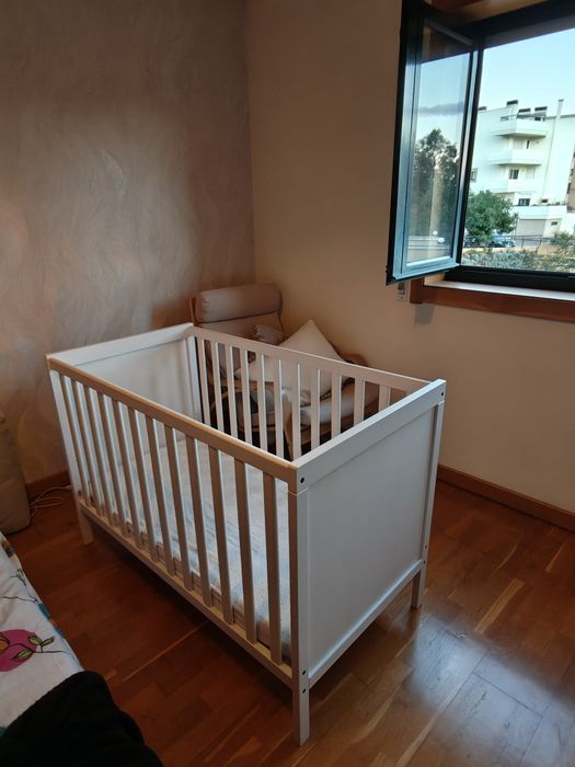 Berço de bebé branco em madeira com colchão – Muito bom estado