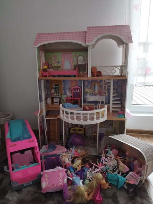 Domek samochód i lalki