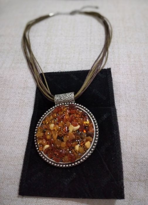 Colar com pendente redondo coberto de âmbar