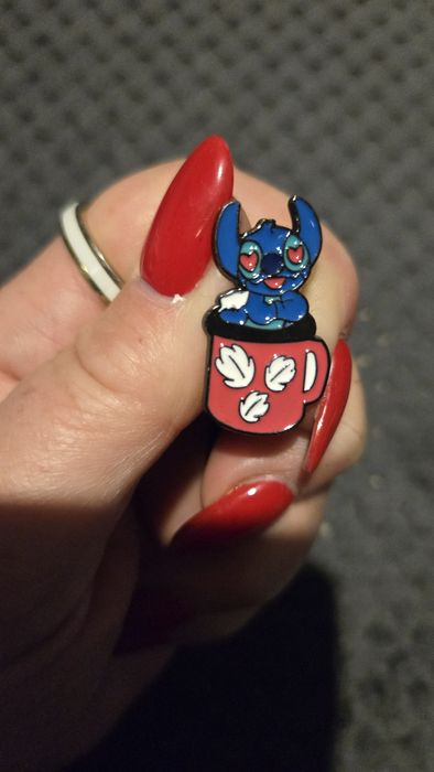 Przypinka Stitch w kubku.