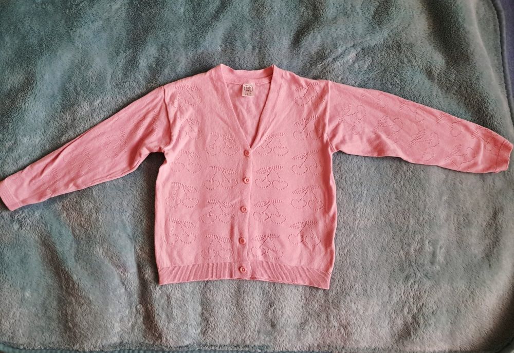 Sweterek dziewczęcy na guziczki