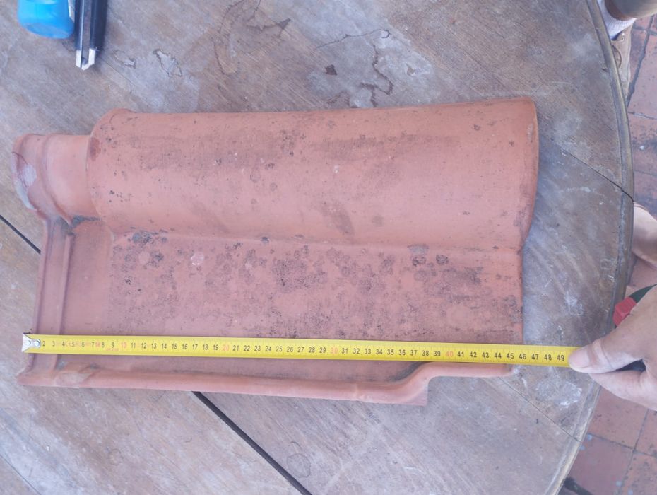 Telha cerâmica juncal em bom estado