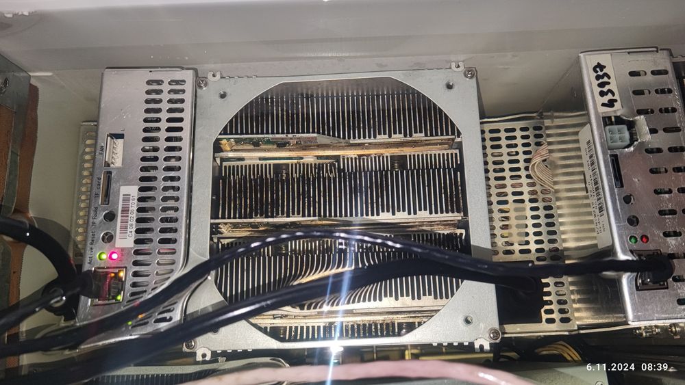 Koparka Bitcoin ASIC Whatsminer M21S - zanurzona w oleju wazelinowym