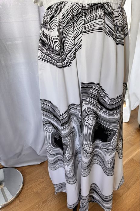Macacão novo, branco com pantalona com padrao branco e preto