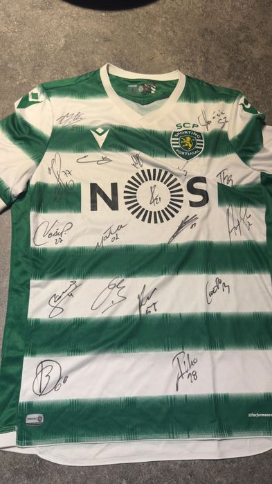 Camisola do Sporting assinada por todos os jogadores