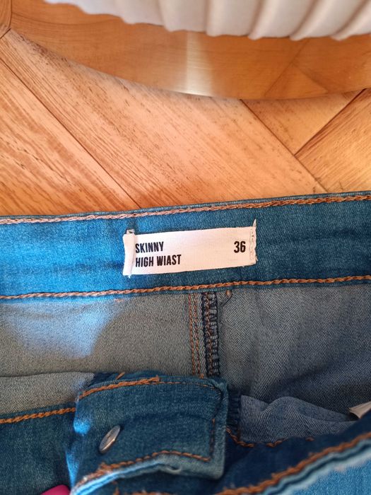 Dżinsy z dziurami na kolanach, Sinsay 36