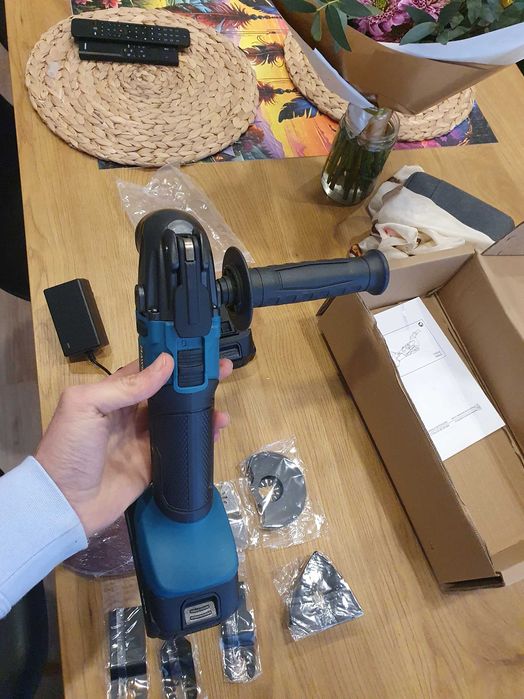 oscillating vibrating tool with accessories and two batteries64575231770115121